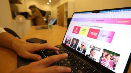 Une personne vote en ligne pour la primaire de la gauche sociale-démocrate à Paris, le 9 octobre 2026