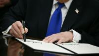 Le président américain Donald Trump signe un décret dans le Bureau ovale de la Maison Blanche, le 30 avril 2026 à Washington