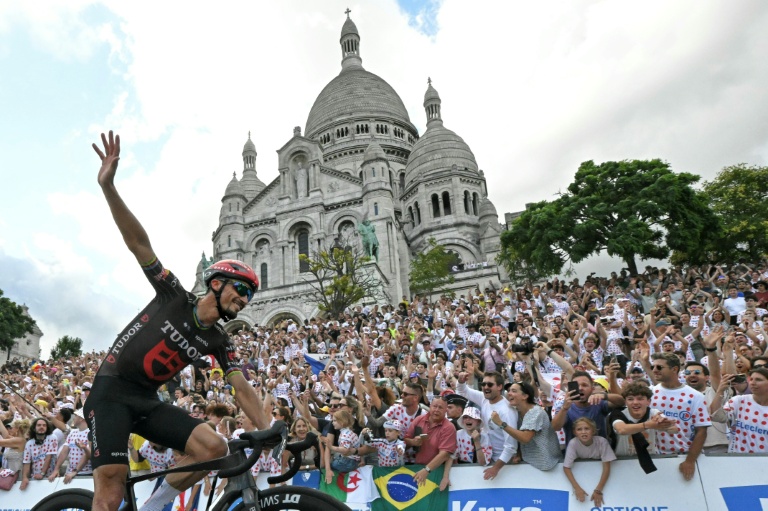 Julian Alaphilippe chaleureusement applaudi par la foule sous la Basilique du Sacré-Coeur de Montmartre pour son dernier Tour de France, le 26 juillet 2026 à Paris