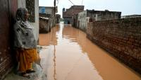 Ghulam Bano près de sa maison submergée par les eaux en crue du fleuve Ravi à Shahdara, le 29 août 2025 au Pakistan