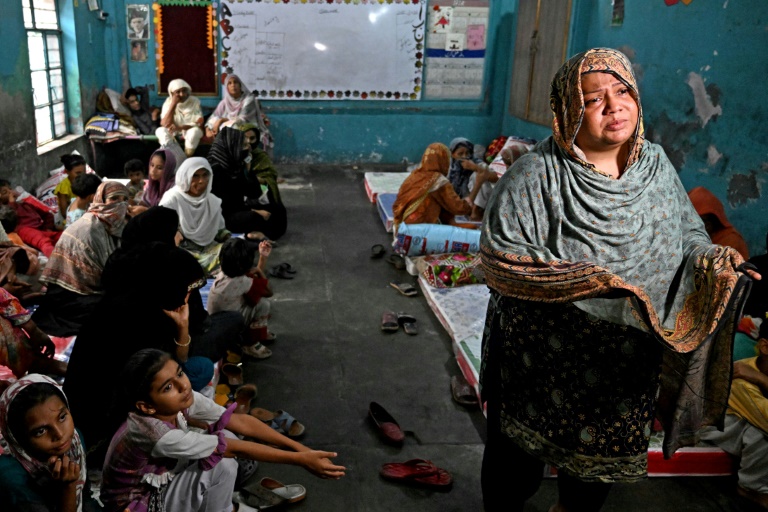 Tabassoum Souleman, évacuée de sa maison subermergée par les eaux en crue du fleuve Ravi, lors d'une interview avec l'AFP, dans une école publique transformée en refuge temporaire à Shahdara, le 29 août 2025 au Pakistan
