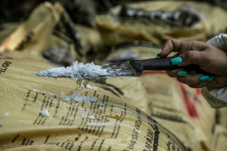 De la méthamphétamine après le démantèlement d'un laboratoire clandestin de production de drogue de synthèse dans l'Etat de Sinaola, au Mexique, le 4 juin 2019