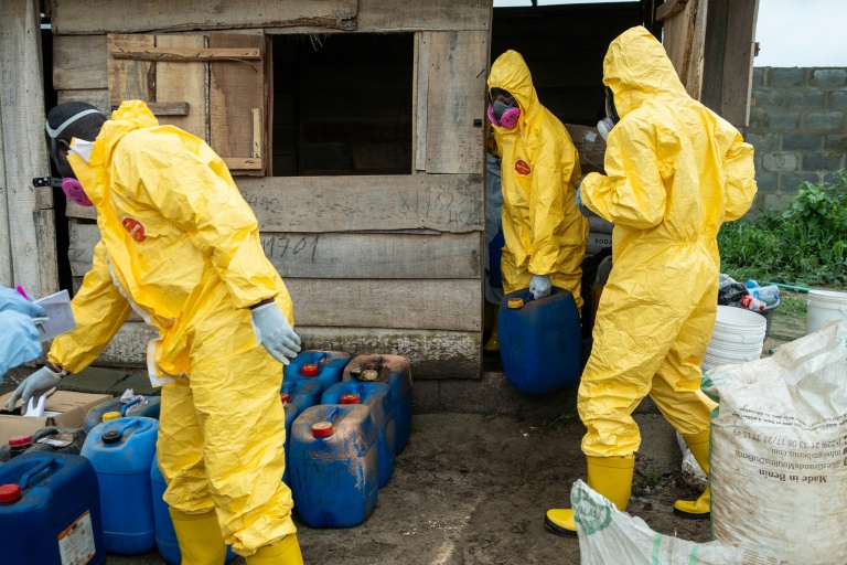 Des conteneurs de produits chimiques découverts lors d’une opération de démantèlement d'un laboratoire clandestin abandonné de méthamphétamine à Iroto, au Nigeria, le 29 juillet 2026 