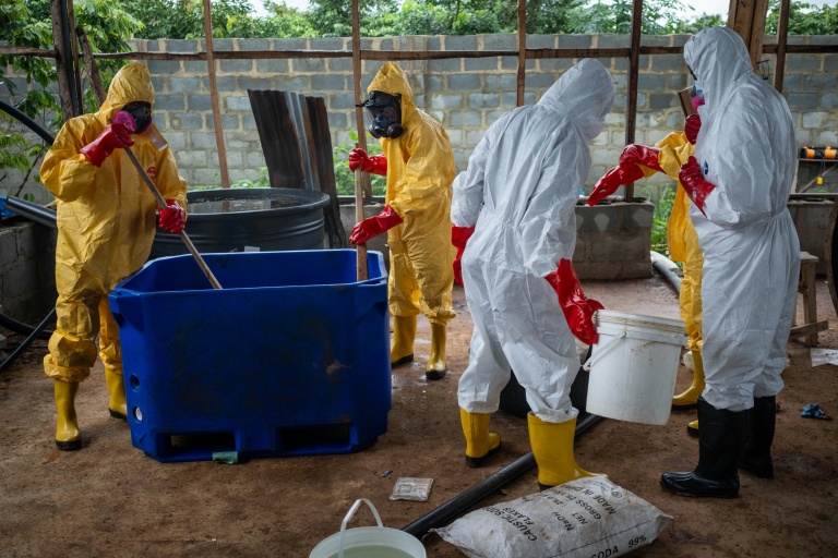 Des membres de l’Agence nationale nigériane de lutte contre les stupéfiants (NDLEA) lors d’une opération de démantèlement d'un laboratoire clandestin de méthamphétamine abandonné à Iroto, au Nigeria, le 29 juillet 2026