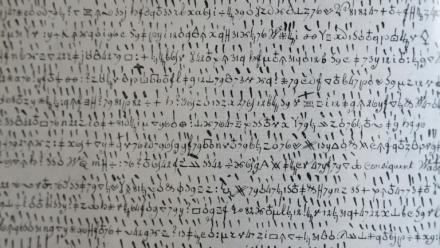La reproduction d'une lettre de guerre codée remise à l'un des généraux de Napoléon, aux archives militaires du château de Vincennes, près de Paris, le 15 octobre 2026