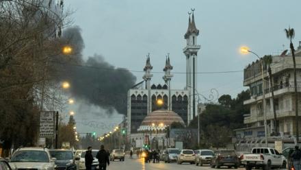 Des colonnes de fumée s'élèvent après le bombardement qui a visé la zone près de la mosquée Abdelrahman d'Alep, le 8 janvier 2026, sur fond d’intenses affrontements entre les forces gouvernementales et les Forces démocratiques syriennes (FDS) kurdes