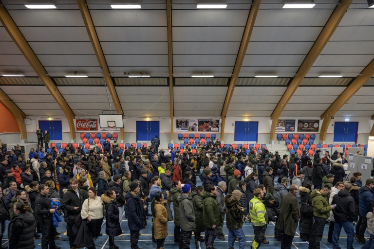 Des électeurs attendent pour voter à Nuuk, au Groenland, lors des législatives au Danemark, le 24 mars 2026