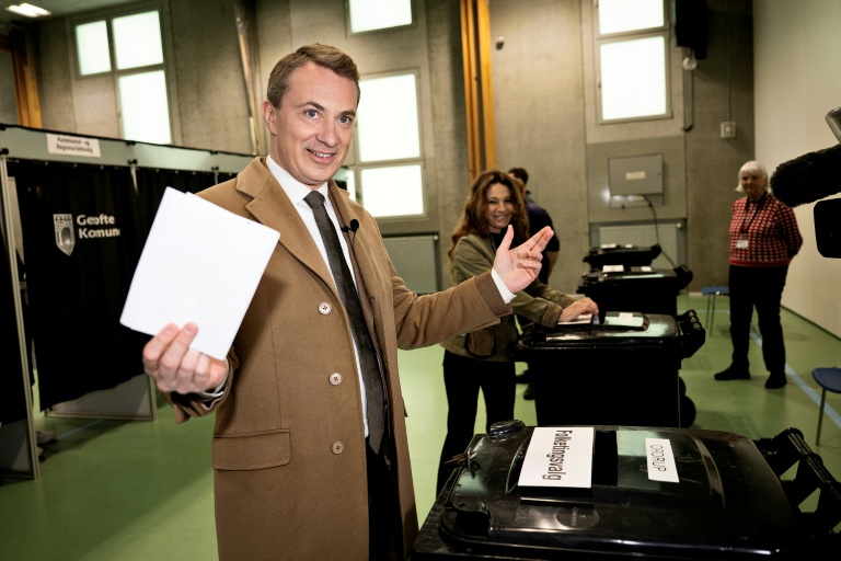 Le chef du parti du Peuple danois, Morten Messerschmidt, vote à Charlottenlund, lors des législatives au Danemark, le 24 mars 2026