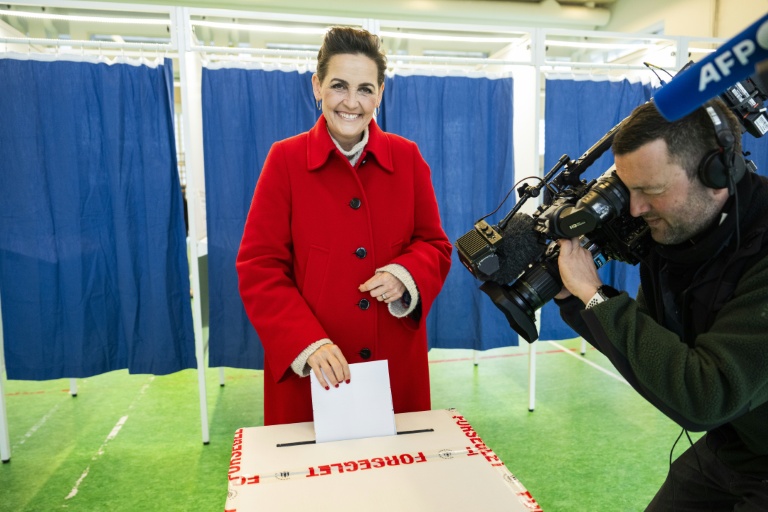 Pia Olsen Dyhr, cheffe de file du Parti populaire socialiste, vote à Copenhague, lors des élections législatives au Danemark, le 24 mars 2026