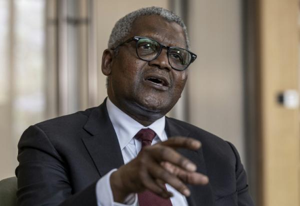 Aliko Dangote, PDG du groupe nigérian Dangote, discute le 29 septembre 2026 à Nairobi