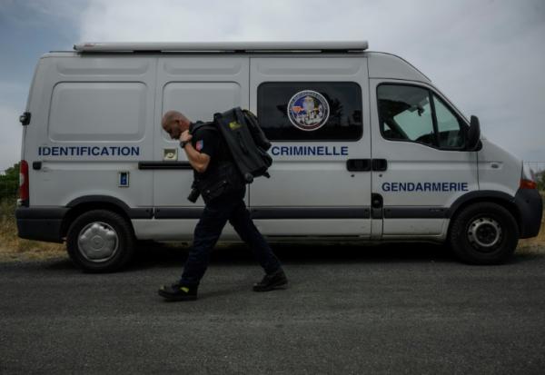 Le gendarme Emmanuel Guinard quitte sa camionnette d'identification criminelle pour se rendre dans une zone touchée par un récent incendie de forêt, à Luc-sur-Orbieu, près de Narbonne, le 19 août 2025 dans l'Aude