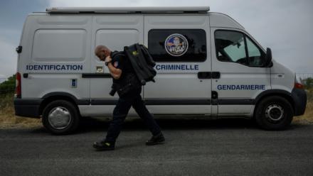 Le gendarme Emmanuel Guinard quitte sa camionnette d'identification criminelle pour se rendre dans une zone touchée par un récent incendie de forêt, à Luc-sur-Orbieu, près de Narbonne, le 19 août 2025 dans l'Aude
