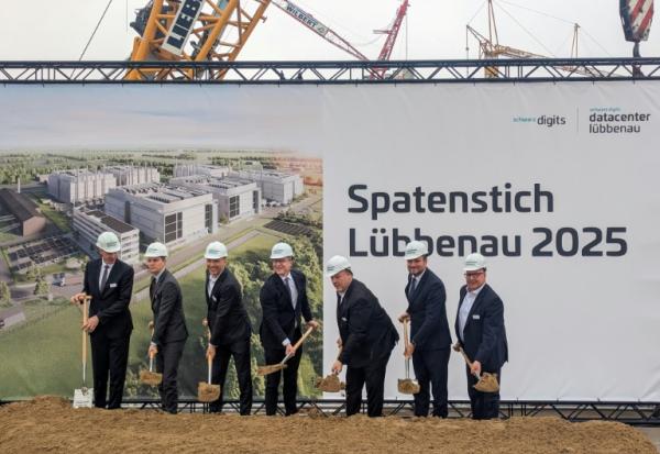 Le ministre allemand du Numérique, Karsten Wildberger (au centre), et le codirecteur de Schwarz Digits, Rolf Schumann (3ème en partant de la droite), donnent les premiers coups de pelle à un futur méga centre de données près de Lübbenau, dans l'est de l'Allemagne, le 17 novembre 2025