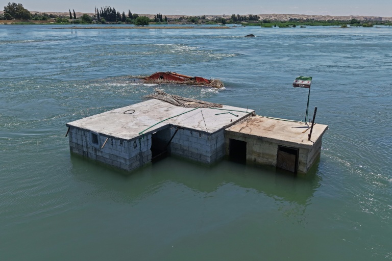 Une zone inondée dans la province syrienne de Raqqa suite aux récentes crues de l'Euphrate, le 30 mai 2026