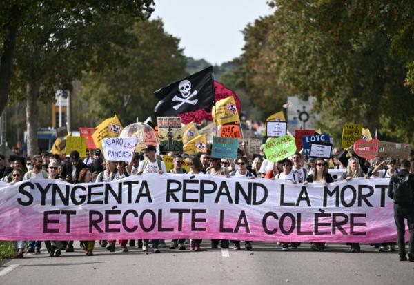 Manifestation près d'une usine du fabricant de pesticides et semencier Syngenta, à Saint-Pierre-la-Garenne, le 3 octobre 2026