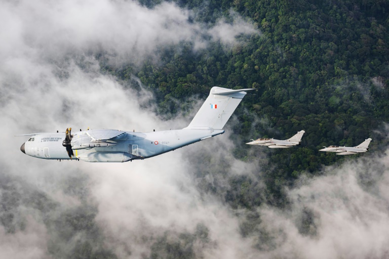 Un Airbus A400M français ravitaille en vol deux chasseurs Rafale B au-dessus de l'Indonésie le 22 septembre 2026 lors de la mission Pégase 26