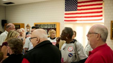 Des soutiens de Sherrod Brown, candidat au Sénat américain dans l'Ohio, le 26 septembre 2026 à Warren, aux Etats-Unis