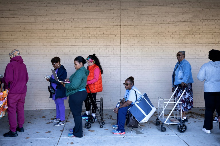 Des employés fédéraux attendent pour recevoir de l'aide alimentaire à Hyattsville, dans le Maryland, aux Etats-Unis, pendant la paralysie budgétaire du pays, le 21 octobre 2025