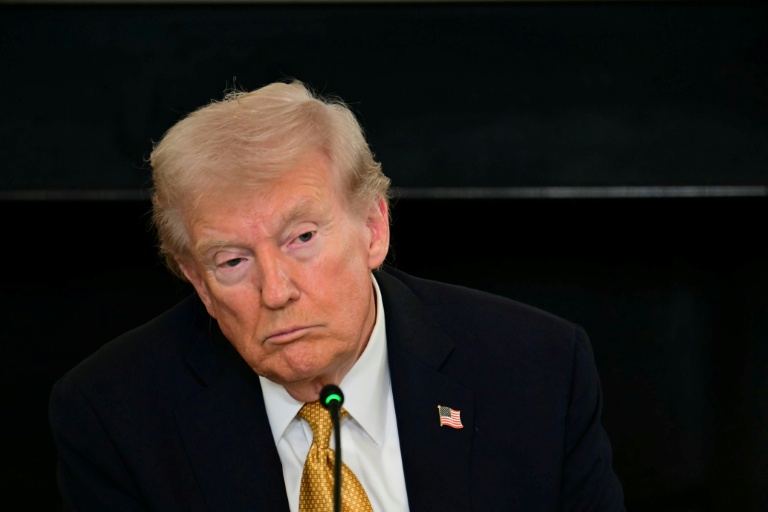 Le président américain Donald Trump écoute des membres des forces de l'ordre lors d'une table ronde à la Maison Blanche, à Washington, le 23 octobre 2025
