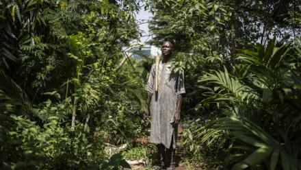 L'agriculteur Bala Haruna dans sa ferme urbaine dans le quartier d'affaires d'Abuja, le 23 mai 2025 au Nigeria