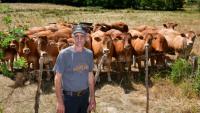 L'éleveur Pascal Mareix devant ses vaches à Mazeirat, le 7 juillet 2026 dans la Creuse