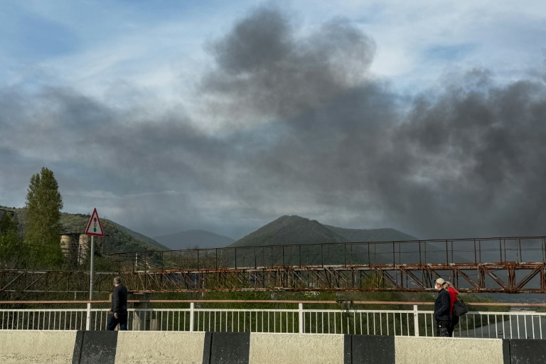 Des piétons à Touapsé, dans le sud de la Russie, le 29 avril 2026, dont une raffinerie a été frappée par une attaque de drones ukrainiens en début de semaine