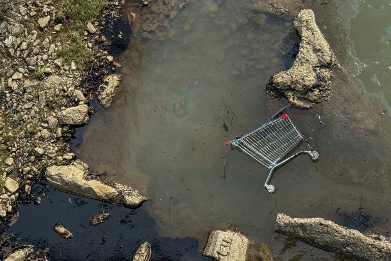 Une rivière polluée par une marée noire, après l'attaque de drones ukrainiens contre une raffinerie de pétrole à Touapsé, dans le sud de la Russie, le 29 avril 2026