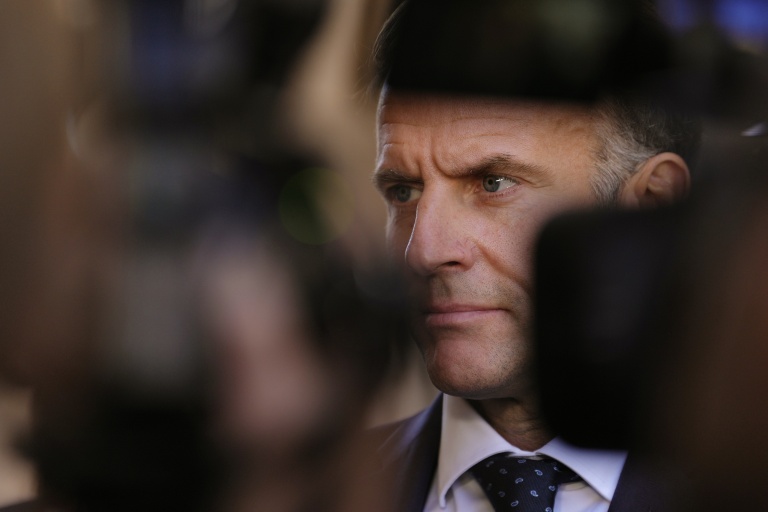 Le président français Emmanuel Macron s'adresse aux médias à Marseille, le 26 octobre 2026