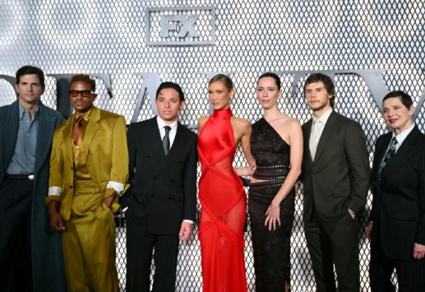 Les acteurs de la série "The Beauty", Ashton Kutcher, Jeremy Pope, Anthony Ramos, Bella Hadid, Rebecca Hall, Evan Peters et Isabella Rossellini (de g à d), lors de la première au musée d'art moderne (MOMA) de New York le 14 janvier 2026