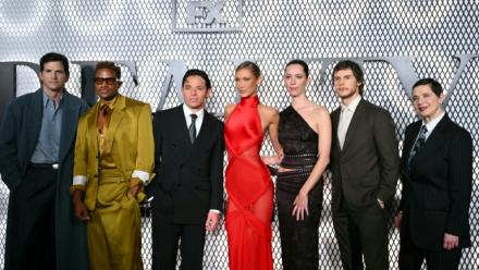 Les acteurs de la série "The Beauty", Ashton Kutcher, Jeremy Pope, Anthony Ramos, Bella Hadid, Rebecca Hall, Evan Peters et Isabella Rossellini (de g à d), lors de la première au musée d'art moderne (MOMA) de New York le 14 janvier 2026