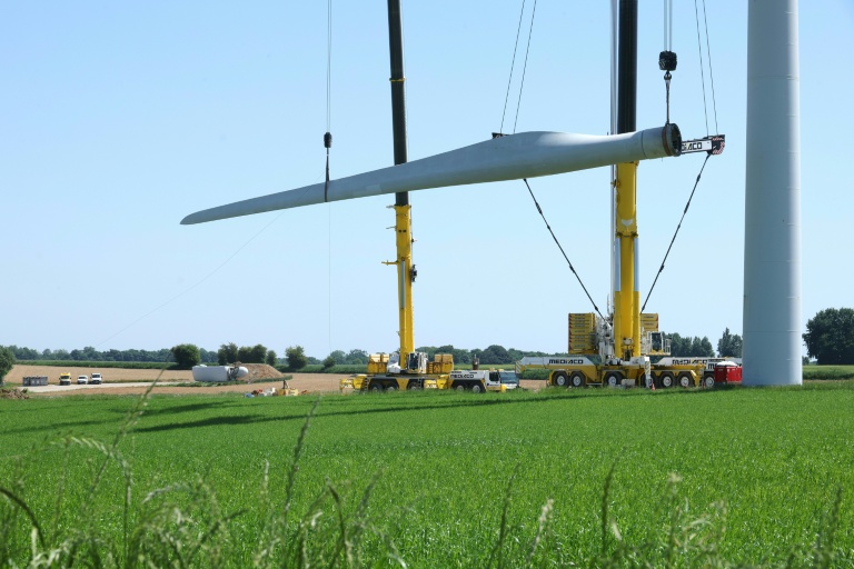 Des employés d'Engie démontent une éolienne en vue de la rénovation du parc éolien à Fienvillers, dans la Somme, le 27 mai 2026