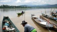 Le pêcheur Somdet Singthong pousse son bateau dans le Mékong, près de Chiang Saen, dans le nord de la Thaïlande, le 4 juin 2026