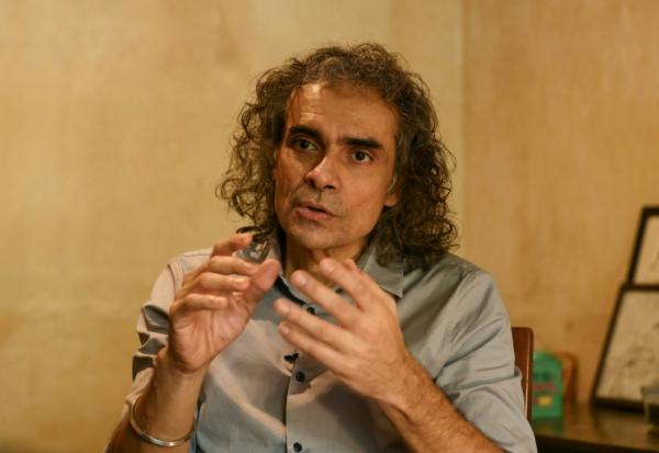 Le réalisateur de Bollywood Imtiaz Ali parle de son prochain film "Main Vaapas Aaunga" lors d'une interview accordée à l'AFP à Bombay, le 27 mai 2026