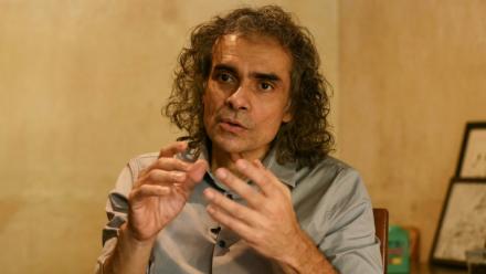Le réalisateur de Bollywood Imtiaz Ali parle de son prochain film "Main Vaapas Aaunga" lors d'une interview accordée à l'AFP à Bombay, le 27 mai 2026