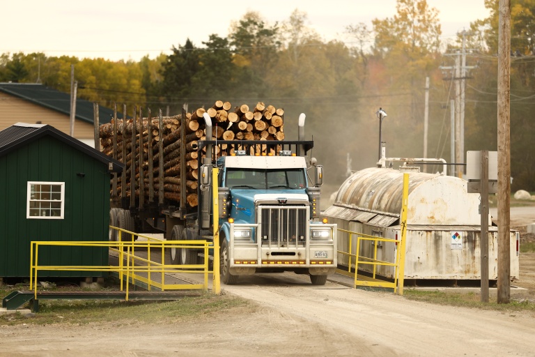 Un camion transportant des grumes de bois à la scierie Pleasant River Lumber à Enfield, dans le Maine, le 13 octobre 2026, aux Etats-Unis