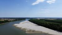 Vue aérienne d'un banc de sable sur le fleuve Pô à Pontelagoscuro, dans le nord-est de l'Italie, le 25 juin 2026