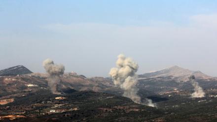 De la fumée s'élève après des frappes israéliennes aux alentours du village de Qatrani, dans le sud du Liban, le 10 novembre 2025