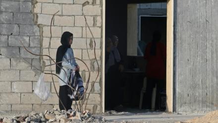 Une écolière devant la nouvelle école toujours en chantier de Borj Qalaouiyé, après la destruction du bâtiment précédent par une frappe israélienne, lors de la rentrée des classes dans le sud du Liban, le 24 septembre 2026