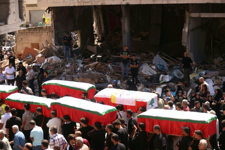 Les funérailles de victimes d'une frappe aérienne israélienne ayant visé le village de Kfar Remmane la veille, dans le sud du Liban, le 8 septembre 2026