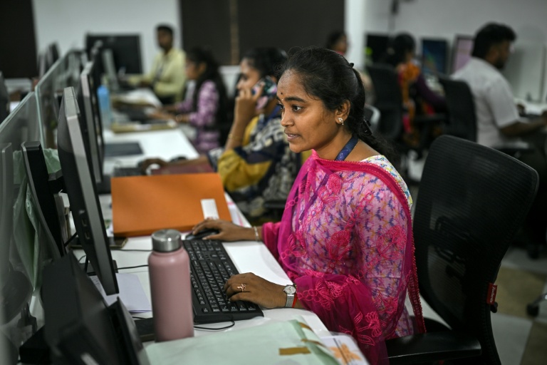Amala Dhanapal, annoteuse de données pour l'IA, travailler au centre de services de NextWealth, à Mallasamudram, dans le district de Namakkal, dans l'État du Tamil Nadu, le 12 janvier 2026 en Inde