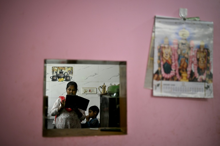 Indu Nadarajan, spécialiste de l'annotation de données par IA, travaille pour l'entreprise NextWealth, depuis chez elle à Mallasamudram, dans l'État du Tamil Nadu, le 12 janvier 2026 en Inde