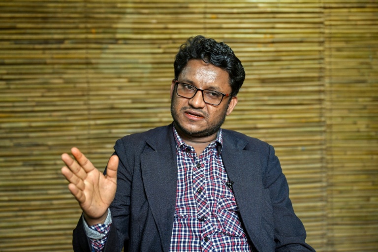 Khin Maung, membre du Conseil uni des Rohingyas, lors d'un entretien avec l'AFP au camp de réfugiés de Kutupalong, le 17 décembre 2025 à Ukhia, au Bangladesh