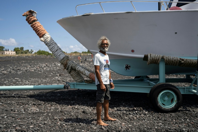 Eugenio Vodini, qui propose des excursions en bateau, le 8 juillet 2026 sur l'île de Stromboli, au nord de la Sicile, en Italie