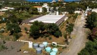 Vue aérienne des réservoirs d'eau potable et d'eau de mer près de l'usine de dessalement sur l'île de Vulcano, dans l'archipel des Éoliennes, au large de la Sicile, le 9 juillet 2026
