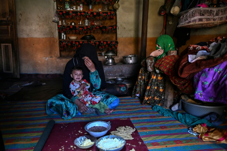Habiba, agricultrice afghanen (à gauche), chez elle à Eshtiwi, au Nouristan, le 8 juin 2026, avec sa fille et sa petite-fille
