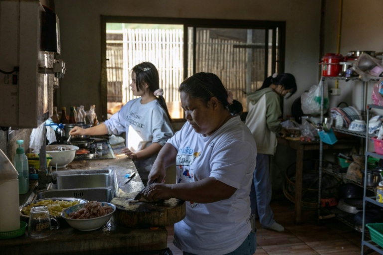 Photo fournie par Luke Duggleby, prise le 8 décembre 2025 et transmise à l'AFP le 25 février 2026, montrant Sitthikorn Palor, un adolescent Lahu, dans la maison de sa grand-mère au village de Muang Na, près de la frontière thaïlando-birmane, dans la province de Chiang Mai