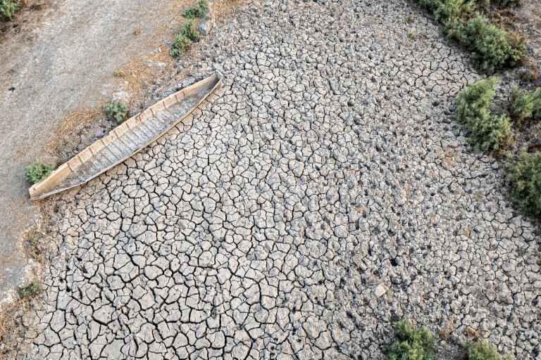 Vue aérienne d'une embarcation échouée dans les marais de Chibayish, frappés par la sécheresse, dans le sud de l'Irak, le 19 août 2025