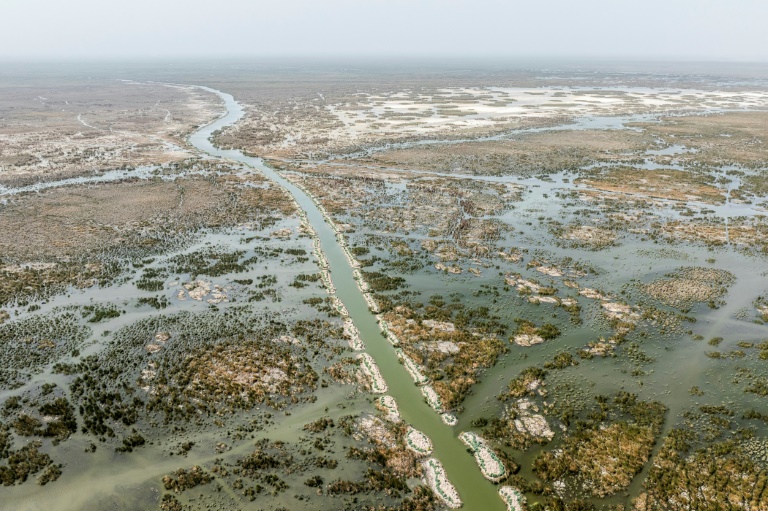 Vue aérienne des marais de Chibayish, frappés par la sécheresse, dans le sud de l'Irak, le 19 août 2025