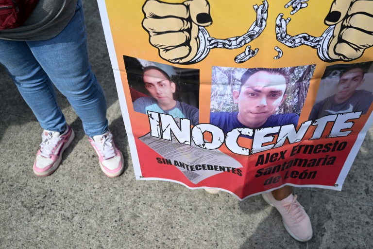 Une femme tient une affiche réclamant la libération d'un proche détenu en vertu de l'état d'exception, à San Salvador, le 8 mars 2026 au Salvador