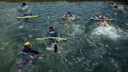 Des mères des quartiers Nord de Marseille participent à un cours de natation dispensé par l'association "Le Grand Bleu" dans une piscine d'eau de mer près du port de l'Estaque, le 11 août 2025